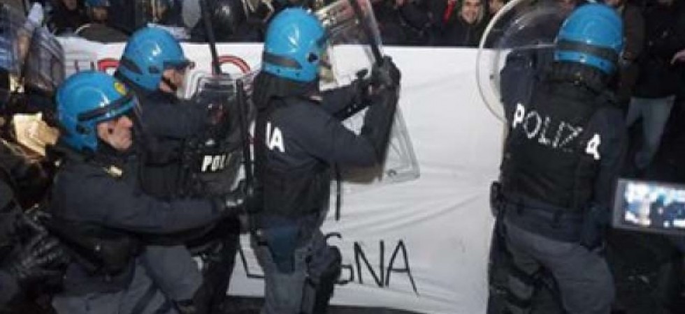 Bologna, scontri tra polizia e centri sociali: fermato un 25enne trentino